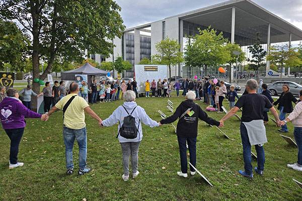 Gemeinsam stark: Vor dem Reichstag mit BEN hilft