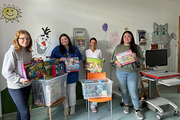 Spendenübergabe an die Kinderstation des DRK Westend Klinikums
